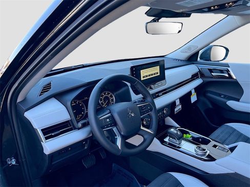 New 2026 Mitsubishi Outlander SE image 9