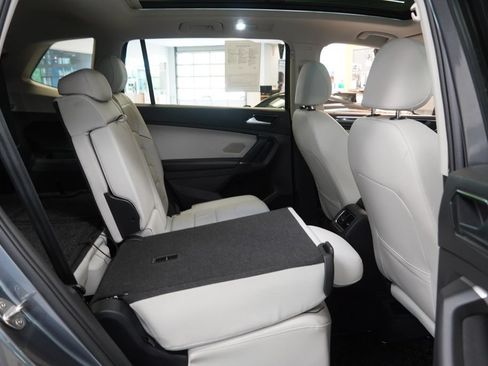 Used 2018 Volkswagen Tiguan SEL Premium w/ 3rd Row Seat Package AWD/4WD image 34