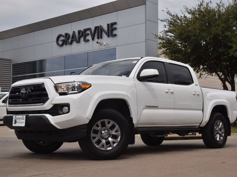 Used 2018 Toyota Tacoma SR5 AWD/4WD image 2