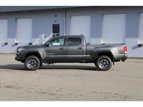 Used 2017 Toyota Tacoma TRD Off-Road w/ Premium & Technology Package image 2