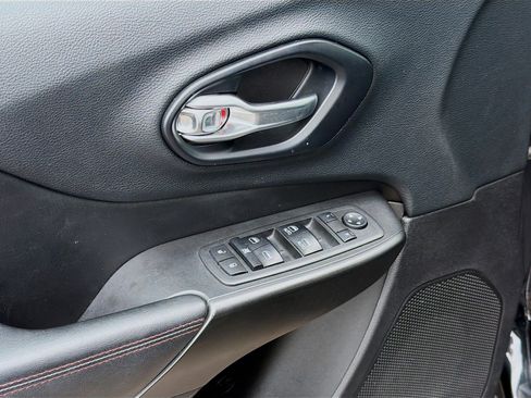 Used 2019 Jeep Cherokee Trailhawk w/ Cold Weather Group AWD/4WD image 22