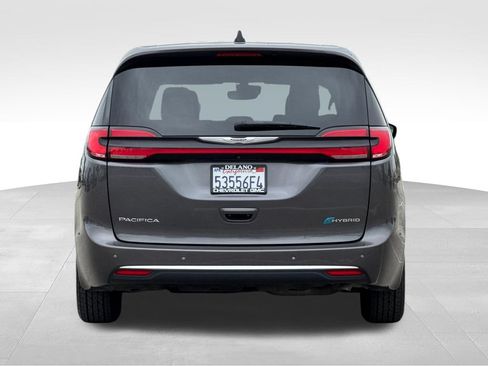 Used 2023 Chrysler Pacifica Touring-L FWD image 4