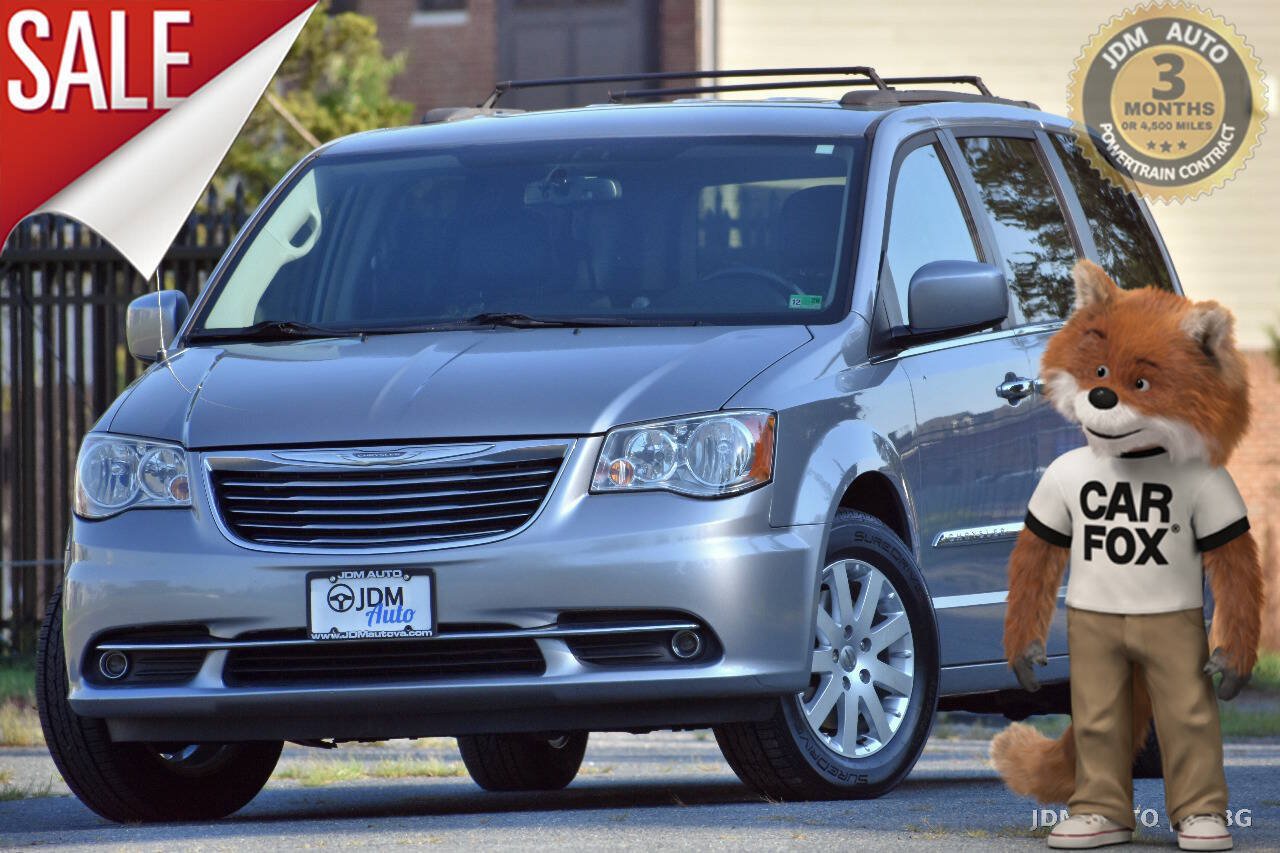 Used 2015 Chrysler Town & Country Touring FWD image 1
