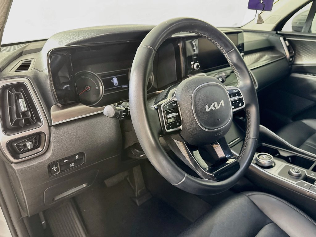 Used 2022 Kia Sorento EX w/ Panoramic Sunroof Package FWD image 9