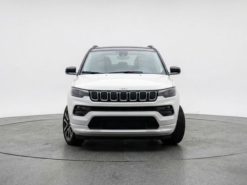 Used 2025 Jeep Compass Limited AWD/4WD image 2