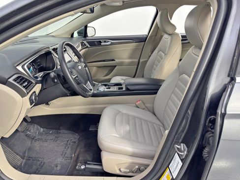 Used 2017 Ford Fusion SE w/ Fusion SE Technology Package image 16