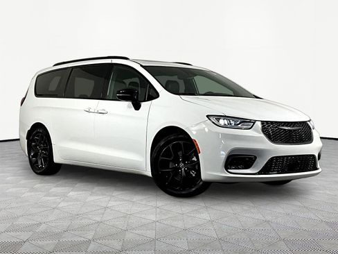Used 2025 Chrysler Pacifica Limited FWD image 3