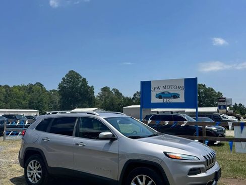 Used 2018 Jeep Cherokee Limited AWD/4WD image 1