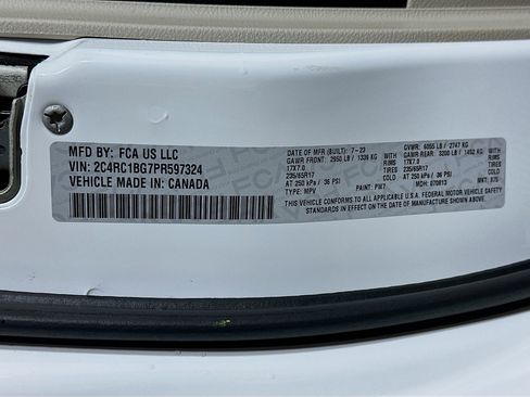 Used 2023 Chrysler Pacifica Touring-L image 31