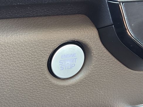 Used 2025 Kia Carnival FWD image 20