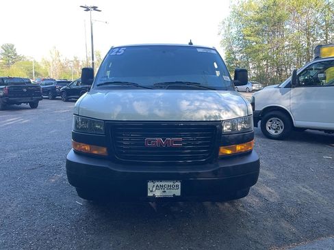 Used 2025 GMC Savana 3500 Extended RWD image 3