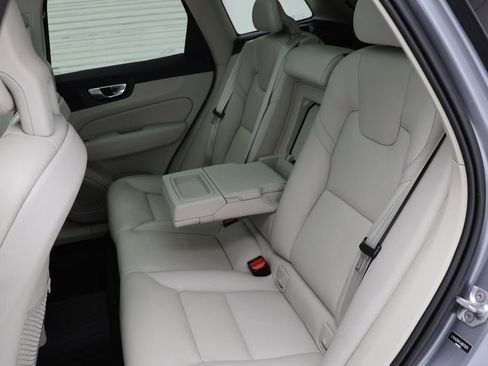 Used 2018 Volvo XC60 T6 Momentum w/ Vision Package image 11