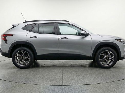 Used 2025 Chevrolet Trax LT w/ LT Convenience Package FWD image 11
