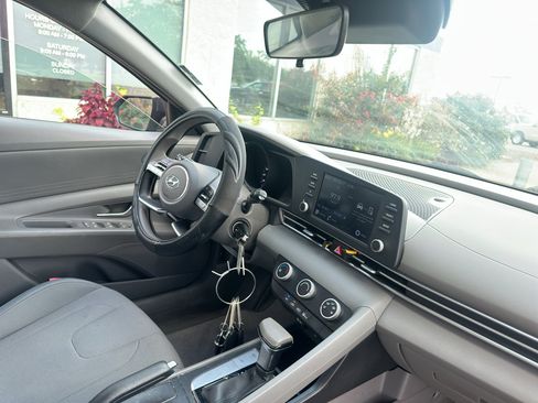 Used 2021 Hyundai Elantra SE FWD image 9