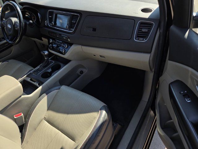 Used 2017 Kia Sedona LX w/ LX Essentials Premium Package FWD image 6