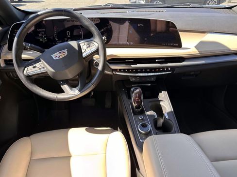Used 2024 Cadillac XT4 Luxury w/ Cold Weather Package FWD image 15