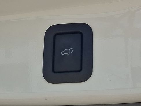 Used 2018 Toyota Highlander Plus w/ Carpet Mat Package (TMS) AWD/4WD image 32