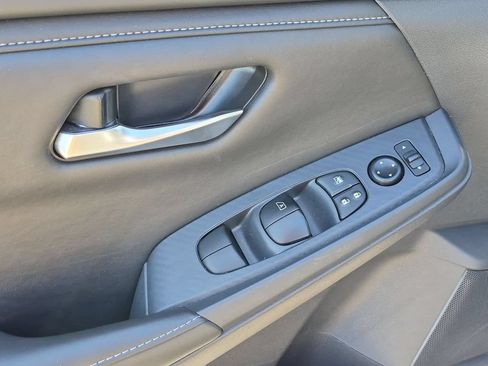Used 2025 Nissan Sentra SV FWD image 13