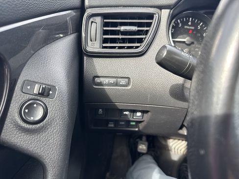 Used 2018 Nissan Rogue SV AWD/4WD image 18
