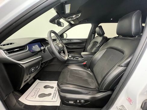 Used 2024 Jeep Grand Cherokee L Laredo image 4