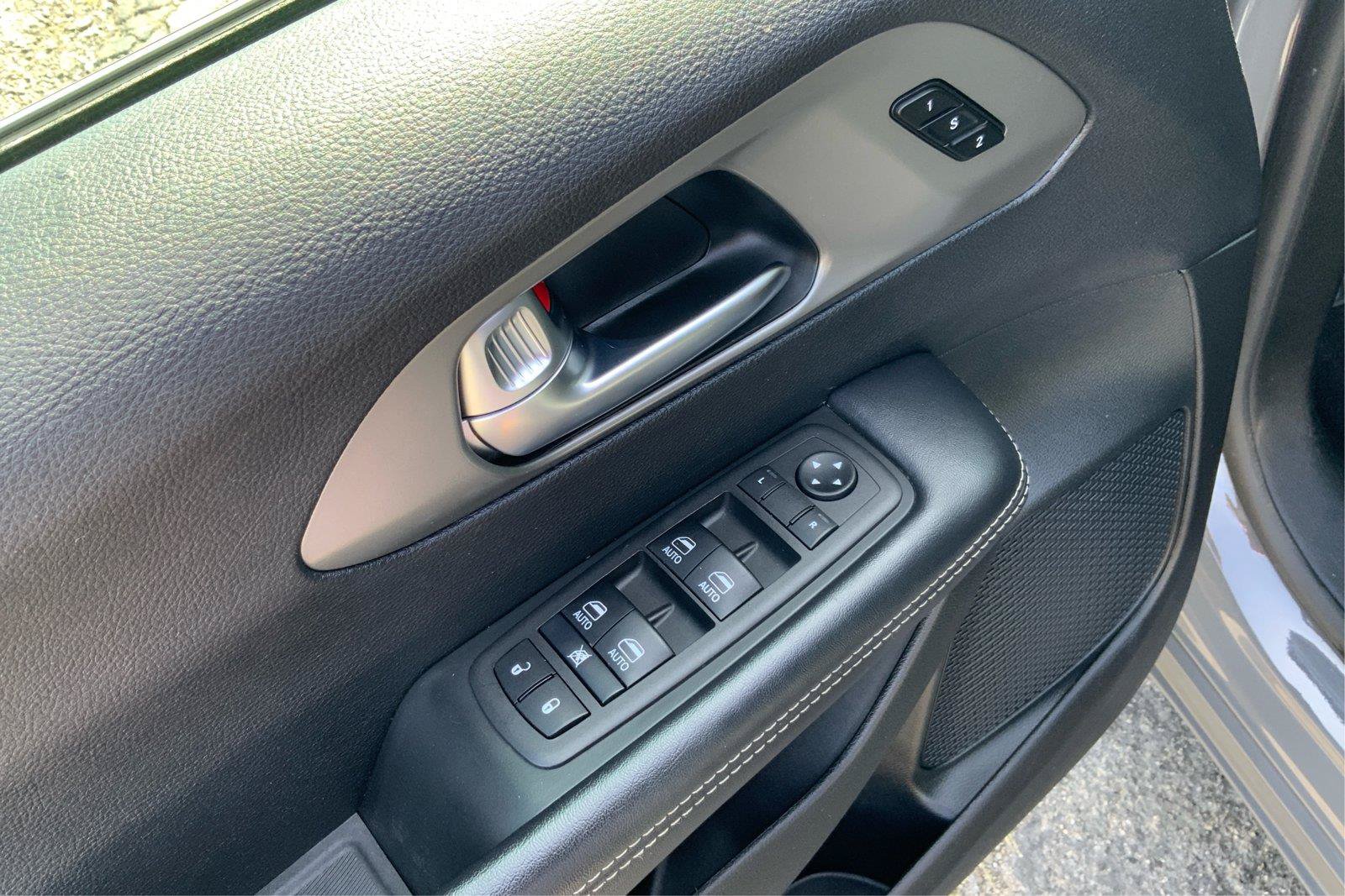 Used 2025 Chrysler Pacifica Select FWD image 21