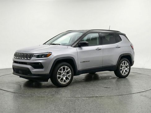 Used 2025 Jeep Compass Limited AWD/4WD image 3