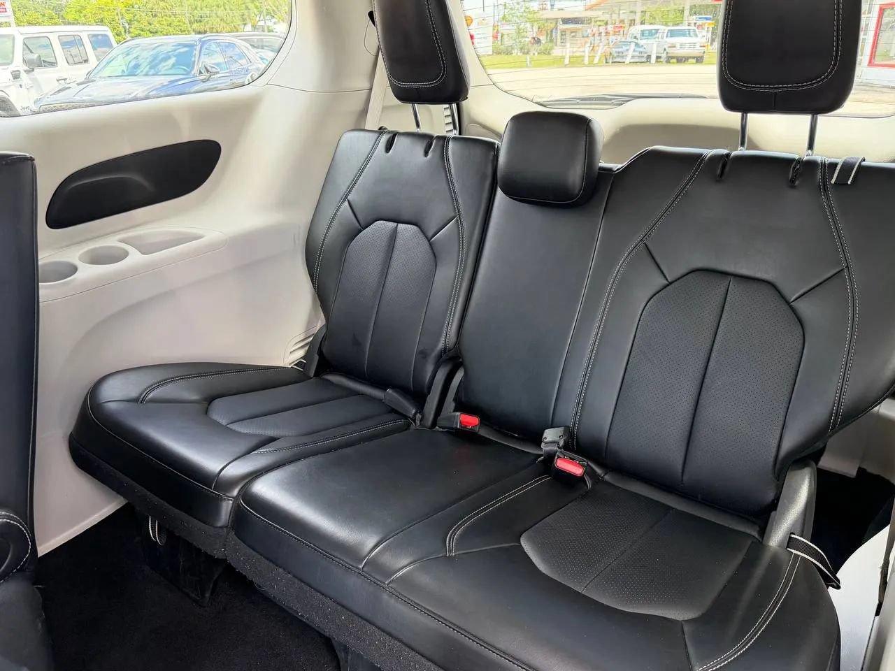 Used 2024 Chrysler Pacifica Limited FWD image 15