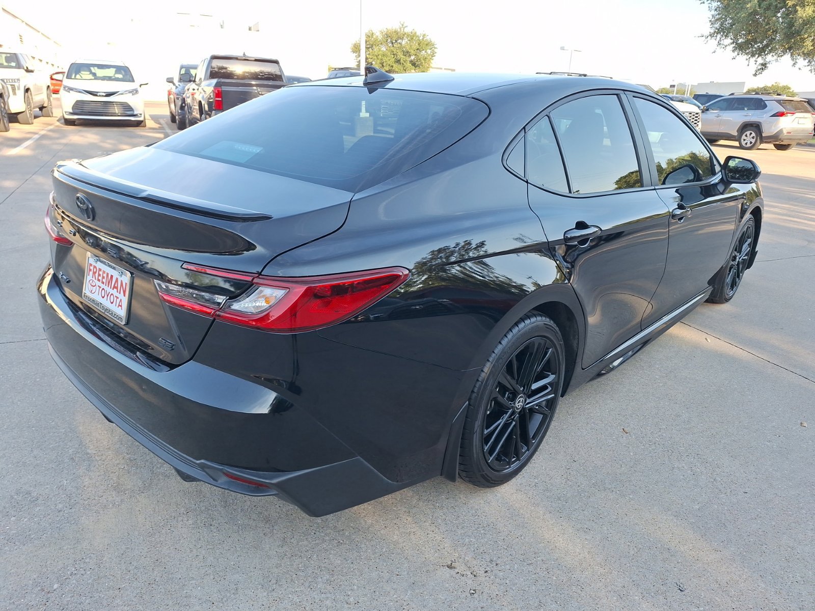 Used 2025 Toyota Camry SE w/ Convenience Package FWD image 6