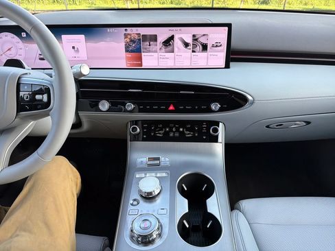 Certified 2026 Genesis GV70 2.5T Advanced AWD/4WD image 22