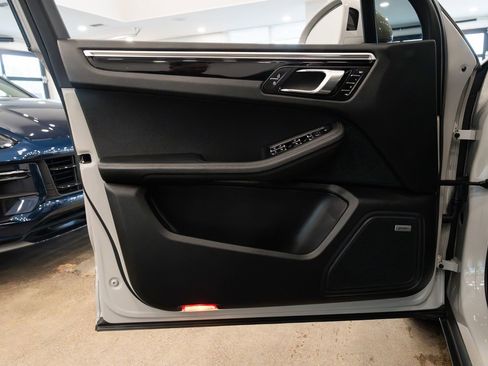 Used 2022 Porsche Macan w/ Premium Package Plus AWD/4WD image 17