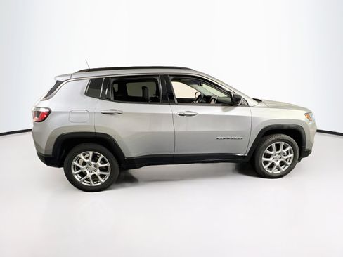Used 2022 Jeep Compass Latitude w/ Sun and Sound Group AWD/4WD image 4