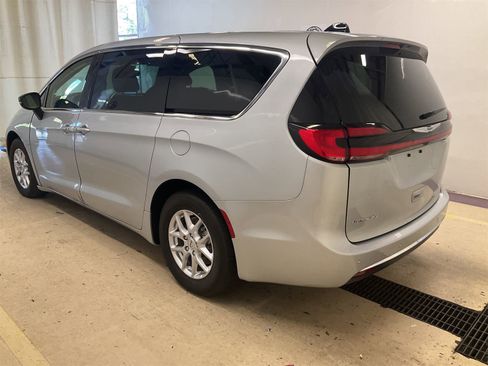 Used 2024 Chrysler Pacifica Touring-L image 4