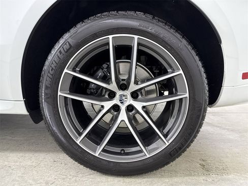 Certified 2025 Porsche Macan image 14