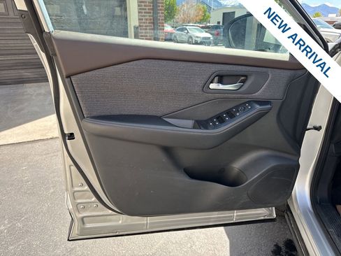 Used 2022 Nissan Rogue SV AWD/4WD image 17
