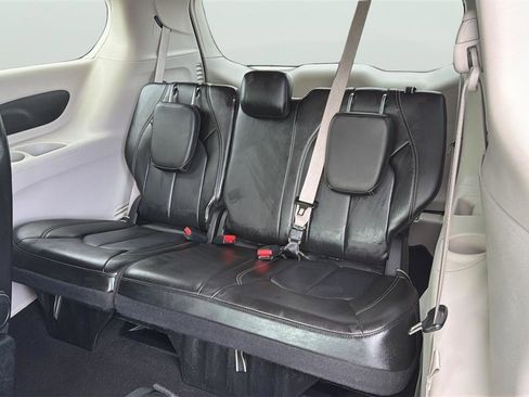 Used 2023 Chrysler Pacifica Touring-L image 17