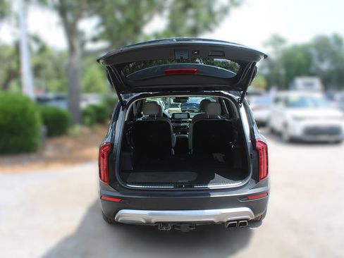 Used 2022 Kia Telluride SX w/ Towing Package FWD image 9