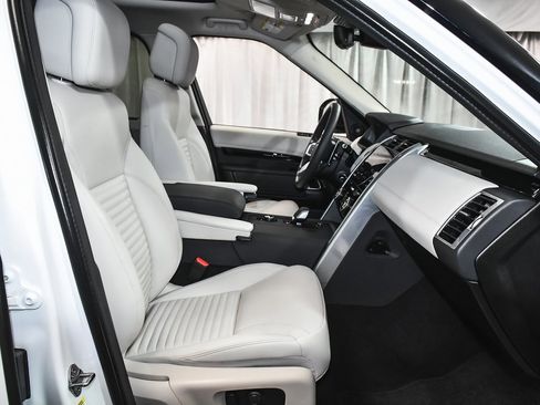 Used 2025 Land Rover Discovery S image 67