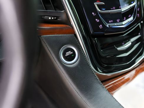 Used 2018 Cadillac Escalade Luxury AWD/4WD image 19