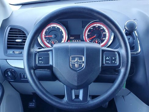 Used 2020 Dodge Grand Caravan SE image 21