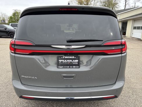 Used 2023 Chrysler Pacifica Touring-L FWD image 5