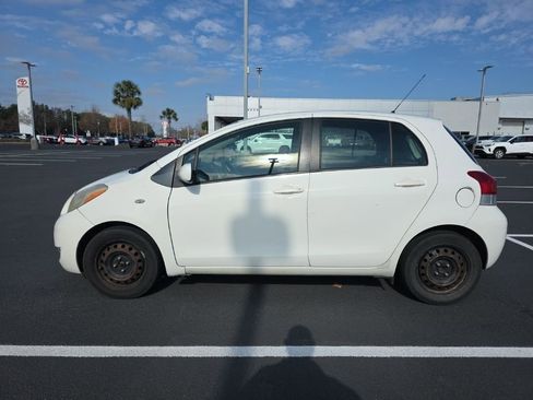Used 2010 Toyota Yaris 4-Door Hatchback image 3