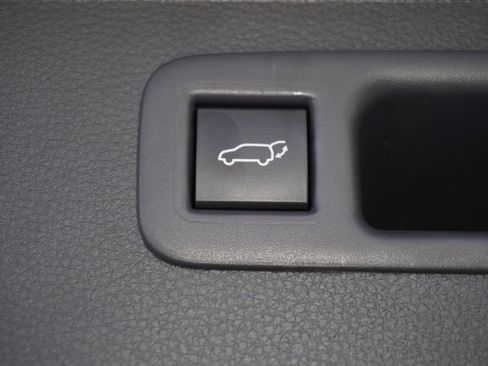 Certified 2025 Toyota Highlander XLE image 10