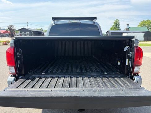 Used 2019 Toyota Tacoma TRD Off-Road AWD/4WD image 17