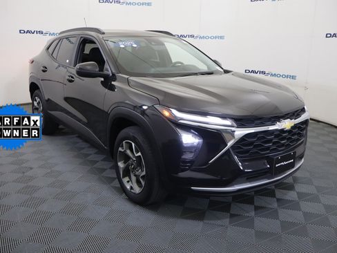 Certified 2025 Chevrolet Trax LT FWD image 3
