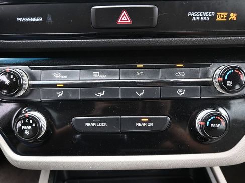 Used 2020 Kia Sedona LX FWD image 22