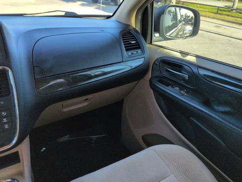 Used 2014 Dodge Grand Caravan SXT FWD image 16
