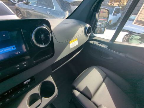 Used 2025 Mercedes-Benz Sprinter 2500 image 4