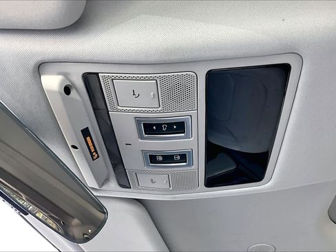 Used 2023 Land Rover Defender 130 SE image 32