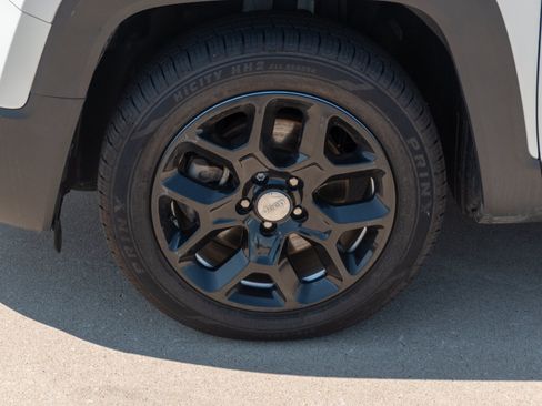 Used 2018 Jeep Renegade Latitude FWD image 6
