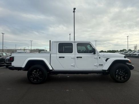 Used 2025 Jeep Gladiator Sport AWD/4WD image 4
